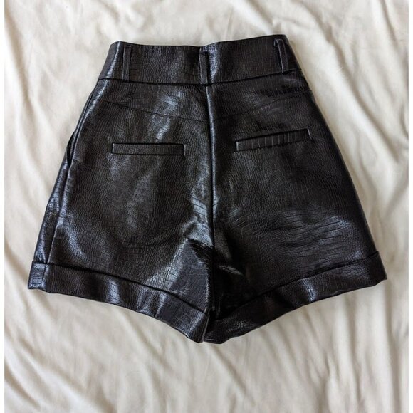 TopShop Women's High Waisted Black Pleated Faux Leather Shorts Size 2 - Picture 2 of 5